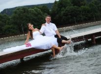 młoda para moczy nogi w jeziorze dla ochłody w przerwie między sesją foto i film młoda para moczy nogi w jeziorze dla ochłody w przerwie między sesją foto i film