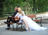 piękne ujęcie para młoda siedzi na ławce w pięknym parku filmowiec też się spisał piękne ujęcie para młoda siedzi na ławce w pięknym parku filmowiec też się spisał