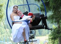 nowożeńcy na wyciągu w górach a gdzie foto i film piękna czarna góra nowożeńcy na wyciągu w górach a gdzie foto i film piękna czarna góra