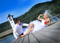 nowożeńcy nad wodą mocne słońce dobra fotografia i film nowożeńcy nad wodą mocne słońce dobra fotografia i film