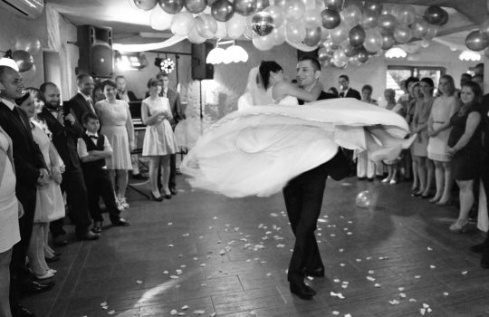 nasza fotografia i filmowanie jest niebanalne dobry sprzęt i wielkie doświadczenie zakład istnieje od 1954 roku firma rodzinna taniec z podnoszeniem silny mąż