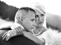 filmy fotografia ślubna Kłodzko i okolica portret nowożeńców wpatrzeni w dal_piękna para młoda_piękny krajobraz