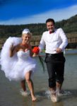 Fotografia-Ślubna-Filmowanie roześmiani zakochani biegną po wodzie filmowani i fotografowani