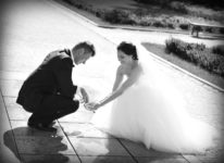 Fotografia Ślubna i Filmowanie zdjęcie-czarno-białe-przepiękne-młoda para moczy ręce w fontannie