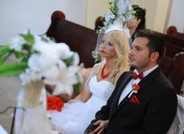 fotograf-filmowiec-zawsze na miejscu nic ująć nic dodać młoda para przed ołtarzem czekają na ten moment i foto