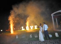 fotograf-filmowiec-zawsze na miejscu napis love fajerwerki