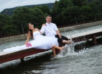 młoda para moczy nogi w jeziorze dla ochłody w przerwie między sesją foto i film młoda para moczy nogi w jeziorze dla ochłody w przerwie między sesją foto i film