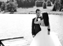 czarno-białe_portfolio_modelki_fotografia_filmowanie_filmy_zdjęcia młoda przytula młodego miłość w powietrzu jezioro zdjęcie dobre