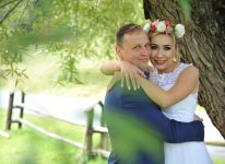 portret młodych w cieniu drzewa podoba się wszystkim fotograf dobry portret młodych w cieniu drzewa podoba się wszystkim fotograf dobry