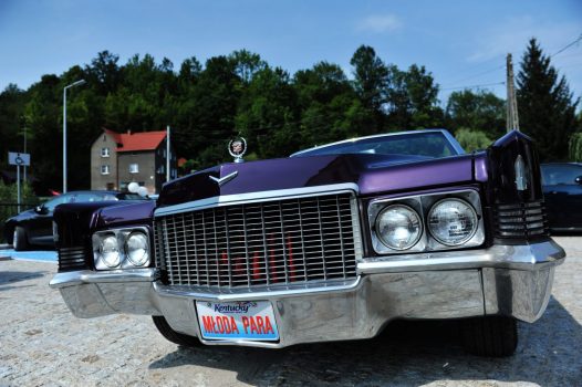 auto na ślub piękne ślubne auto wielki grill zabytkowego cadillaca - ślubne auto Kłodzko