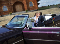 chwila ochłody całują się całują się chwila ochłody w cadillacu fotografia