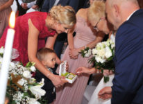 obrączki podaje mały chłopiec obrączki podaje mały chłopiec