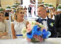 młodzi patrzą na siebie w kościele zauroczeni młodzi patrzą na siebie w kościele zakochani