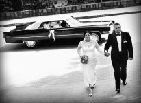 piękne zdjęcie piękna para młoda piękny cadillac w tle piękne zdjęcie piękna para młoda piękny cadillac w tle