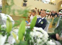 kościół msza trwa młoda para w skupieniu słucha kazania